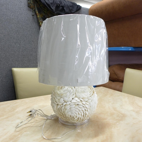 1422 - A table lamp with shell base