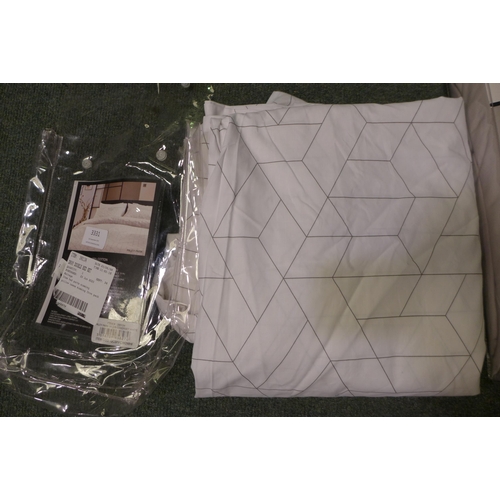 3189 - Sanderson Kingsize Fitted Sheet & DKNY Double Quilt- No Pillowcases (302-362)  * This lot is subject... 