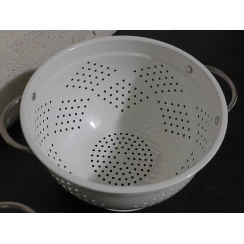 3005 - Miu 3pc Colander set (303-274) * This lot is subject to VAT