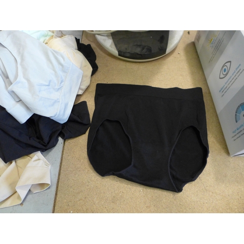 3071 - Quantity of ladies Briefs - various sizes and colours  * This lot is subject to VAT