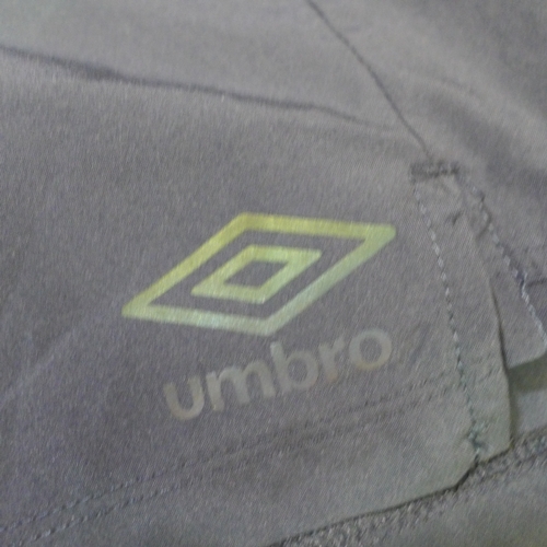 3100 - Quantity of men's navy Umbro shorts - mixed size  * This lot is subject to VAT