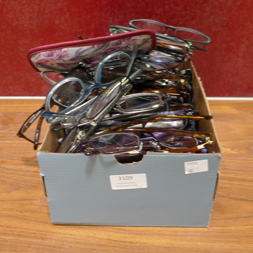 3109 - Quantity of various Mens and Ladies glasses - various strengths (302 581-605)  * This lot is subject... 