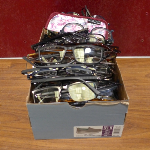 3109 - Quantity of various Mens and Ladies glasses - various strengths (302 581-605)  * This lot is subject... 