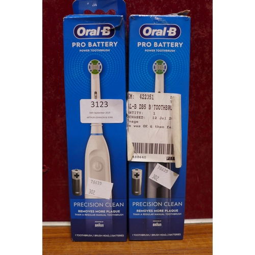 3123 - Oral-B Db5 B'Toothbrush  2 Pack  (302-213/901)  * This lot is subject to vat