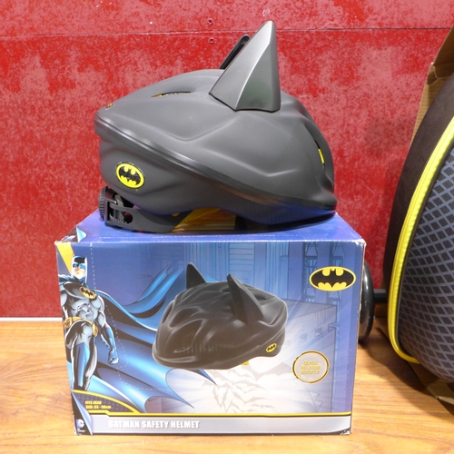 3191 - Batman 3-in-1 Scootin' suitcase and matching safety helmet