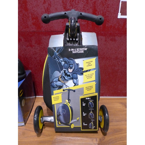 3191 - Batman 3-in-1 Scootin' suitcase and matching safety helmet