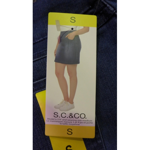 3404 - Quantity of ladies denim skorts, mixed size  * This lot is subject to VAT