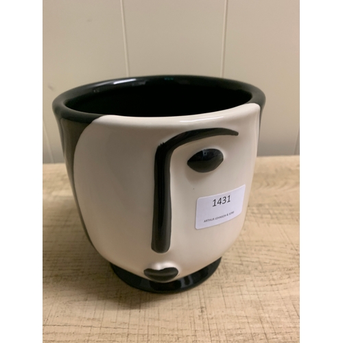 1431 - A black and white Dolomite face planter (90498509)   #