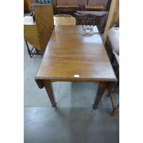 179 - An Edward VII oak extending dining table