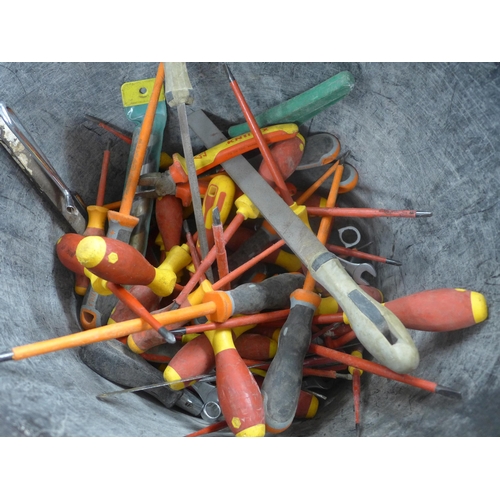 2029 - A bucket of assorted hand tools - mostly electrician's screwdrivers including Wiha and Irazola