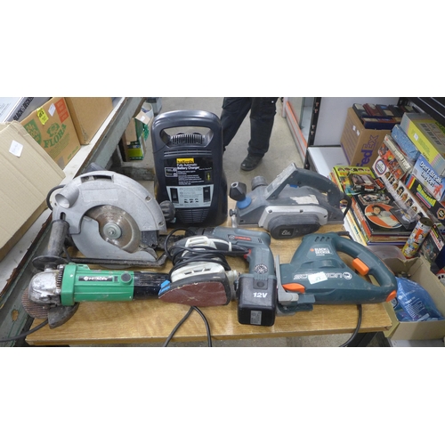 2048 - A quantity of power tools and other items including a Halfords fully automatic battery charger, a De... 