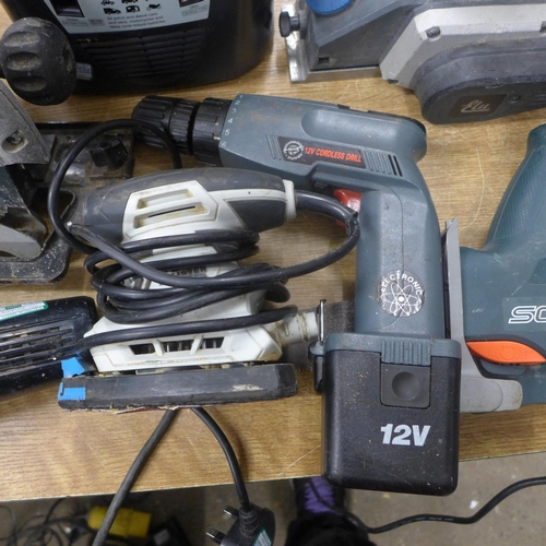 2048 - A quantity of power tools and other items including a Halfords fully automatic battery charger, a De... 