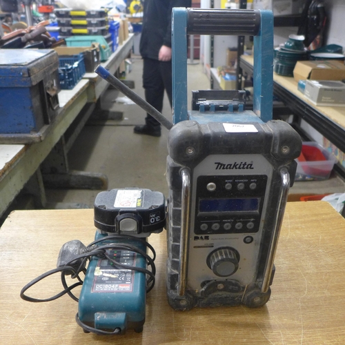 2062 - A Makita site radio with charger