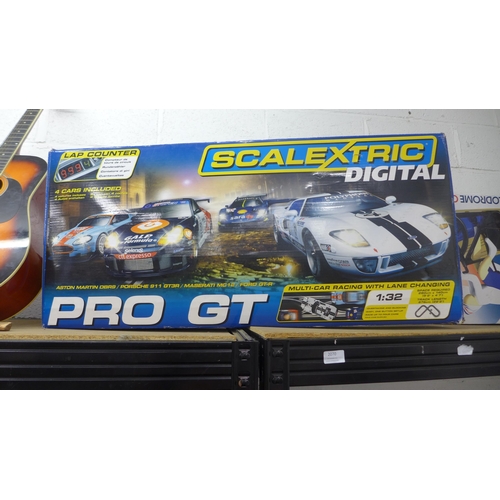 2070 - A Scalextric digital set - Pro GT