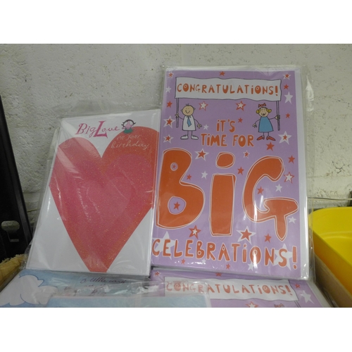 2081 - A large box of greeting cards