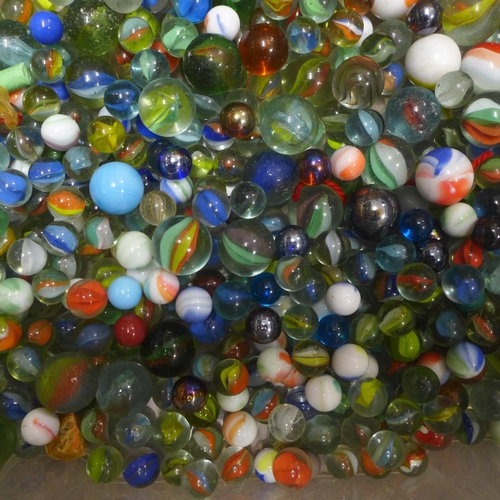 2113 - A box of marbles and a quantity of vintage Lego