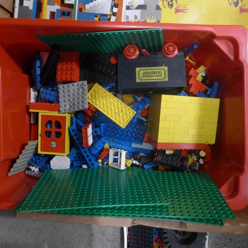 2113 - A box of marbles and a quantity of vintage Lego