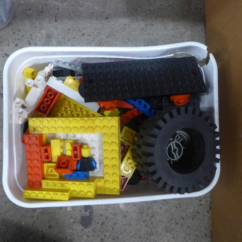 2113 - A box of marbles and a quantity of vintage Lego