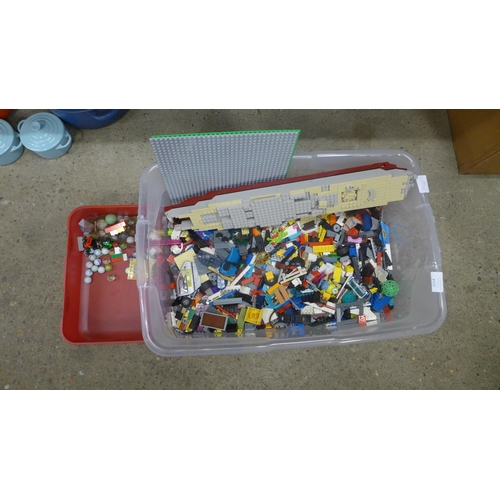 2114 - A tray of assorted Lego and a quantity of marbles