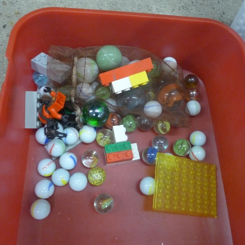 2114 - A tray of assorted Lego and a quantity of marbles