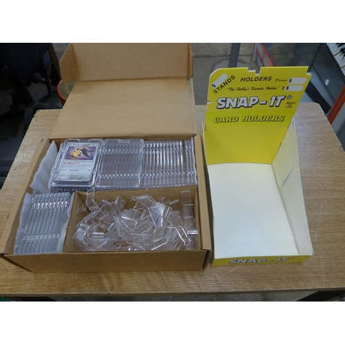 2130 - A box of 50 Snappit trade/gum card holders with stands - new - in box, original RRP £5 each