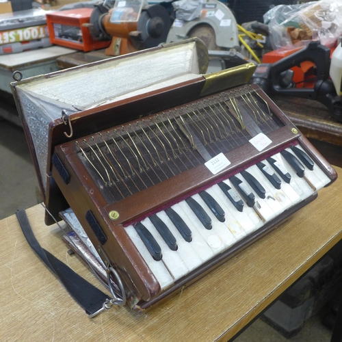 2132 - A squeezebox accordian