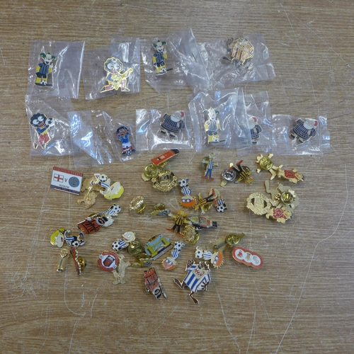 2145 - 50 Pin badges (Simpsons, Santa, London Beefeater, etc.)