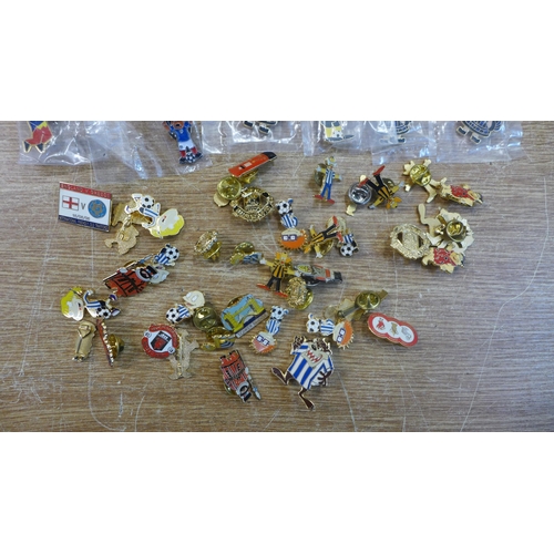 2145 - 50 Pin badges (Simpsons, Santa, London Beefeater, etc.)