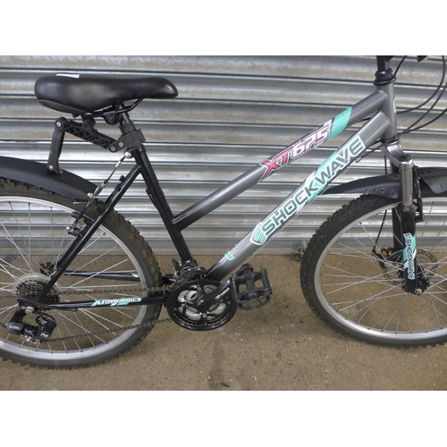 2211 - A Shockwave XT675 XT Dynamics lady's mountain bike with front suspension and disc brake (police repo... 