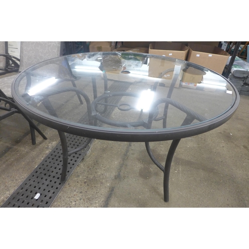 2292 - A round glass top table and four folding chairs