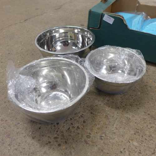 2346 - 20 T-towels and two sets of metal catering bowls