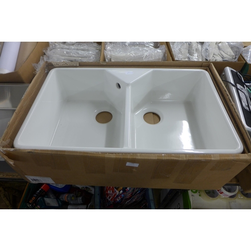 2390 - A double Belfast sink