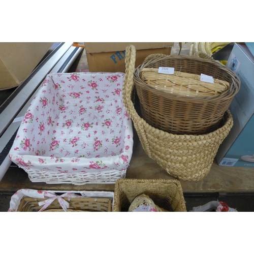 2420 - Approximately ten items of wicker including baskets and trays