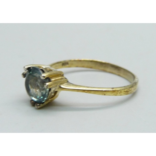 1053 - A silver gilt, green stone solitaire ring, P