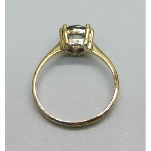 1053 - A silver gilt, green stone solitaire ring, P