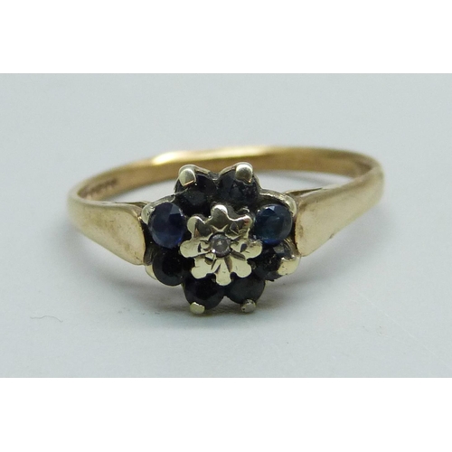 1055 - A 9ct gold, sapphire and diamond cluster ring, 2.1g, P/Q