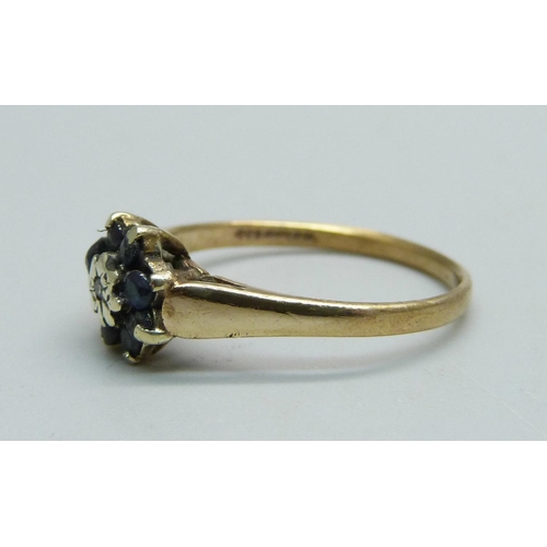 1055 - A 9ct gold, sapphire and diamond cluster ring, 2.1g, P/Q