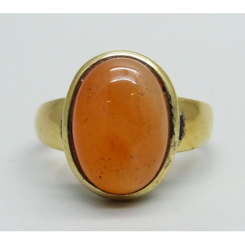 1056 - A silver gilt, cabochon peach moonstone ring, Q