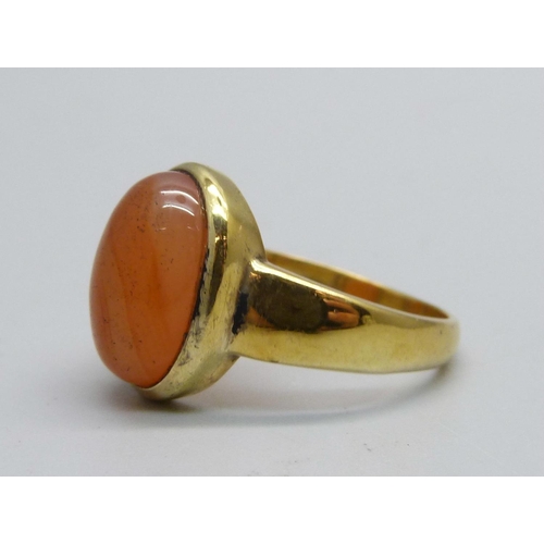 1056 - A silver gilt, cabochon peach moonstone ring, Q