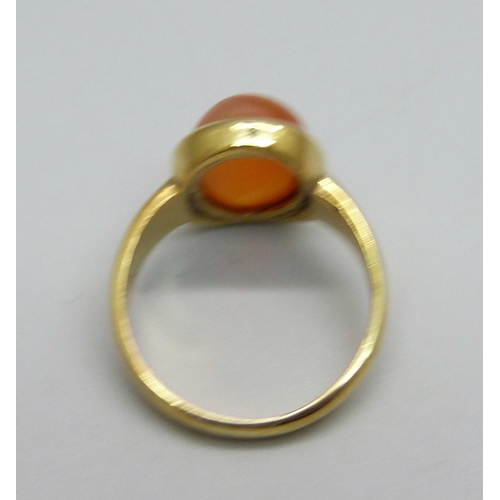 1056 - A silver gilt, cabochon peach moonstone ring, Q