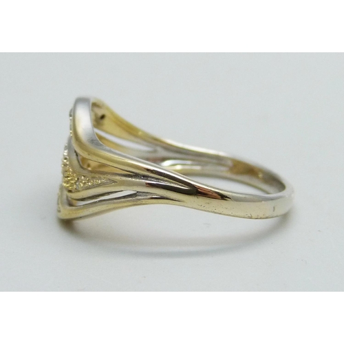 1059 - A silver gilt and eleven stone diamond ring, P