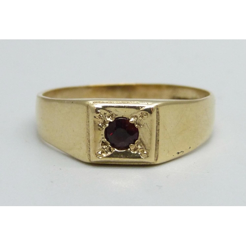 1060 - A 9ct gold and garnet solitaire ring, 2.6g, V