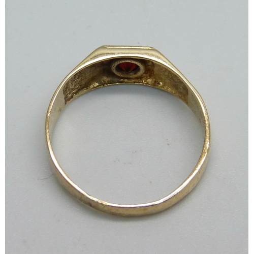 1060 - A 9ct gold and garnet solitaire ring, 2.6g, V