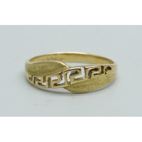 1061 - An 18ct gold Greek key design ring, 1.9g, L