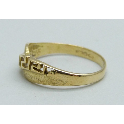 1061 - An 18ct gold Greek key design ring, 1.9g, L