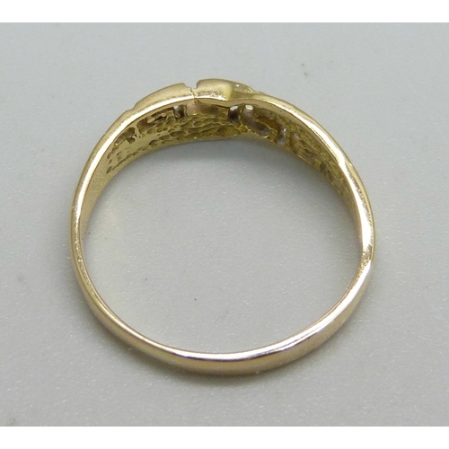 1061 - An 18ct gold Greek key design ring, 1.9g, L