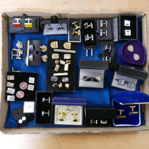 1073 - Cufflinks, tie pins and tie tacks