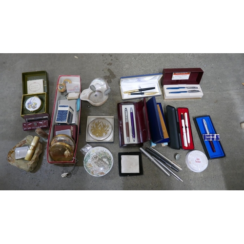 1076 - A box of compacts, lipstick holder, perfume, trinket pots, lighters and pens including Sheaffer and ... 