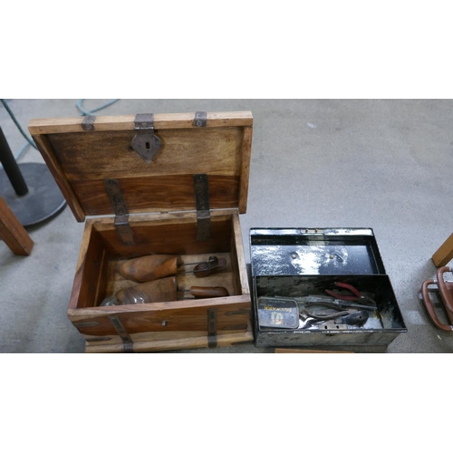 1084 - Assorted items, Wimbledon related items, tools, two Atlases, glassware, wooden box, shoe stretchers,... 