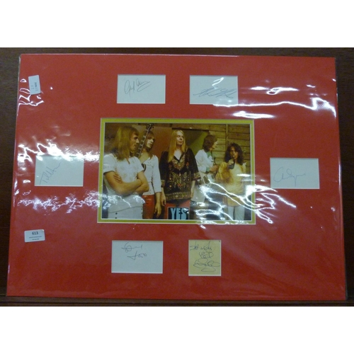 613 - A pop music autographed display - Yes, signatures of Chris Square, Steve Howe, Rick Wakeman, John An... 